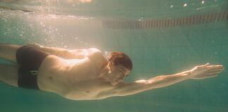pływający mężczyzna